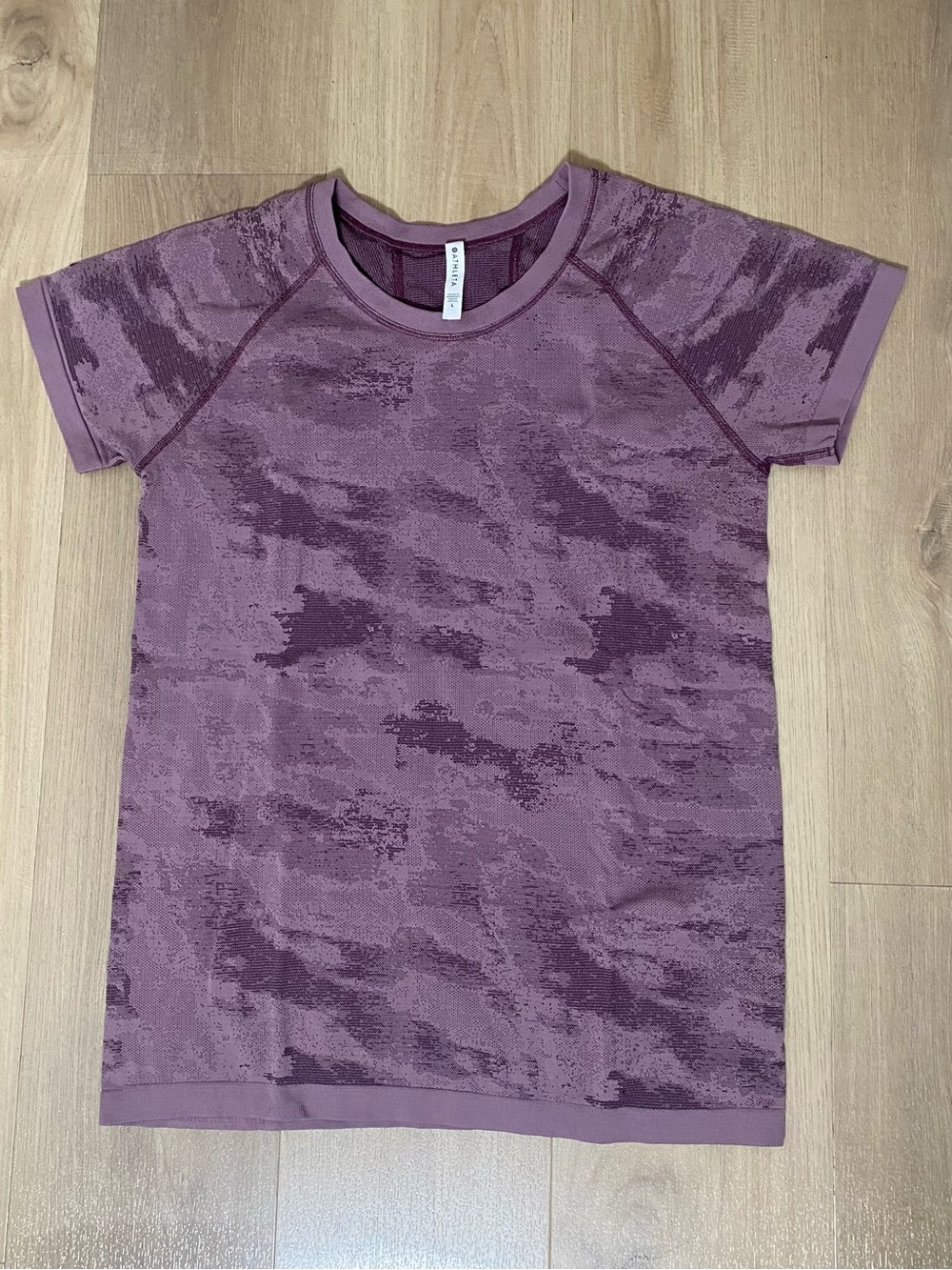 NWOT Athleta Women’s Short Sleeve Athletic Tee Mauve Purple Camo Size L